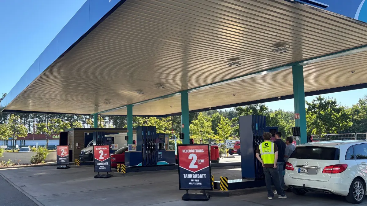 Die neue 24-Stunden-Tankstelle am Kaufland in Cottbus-Sielow hat geöffnet. Noch sind nicht alle Zapfsäulen in Betrieb, auch die Bedienung hat sich geändert.