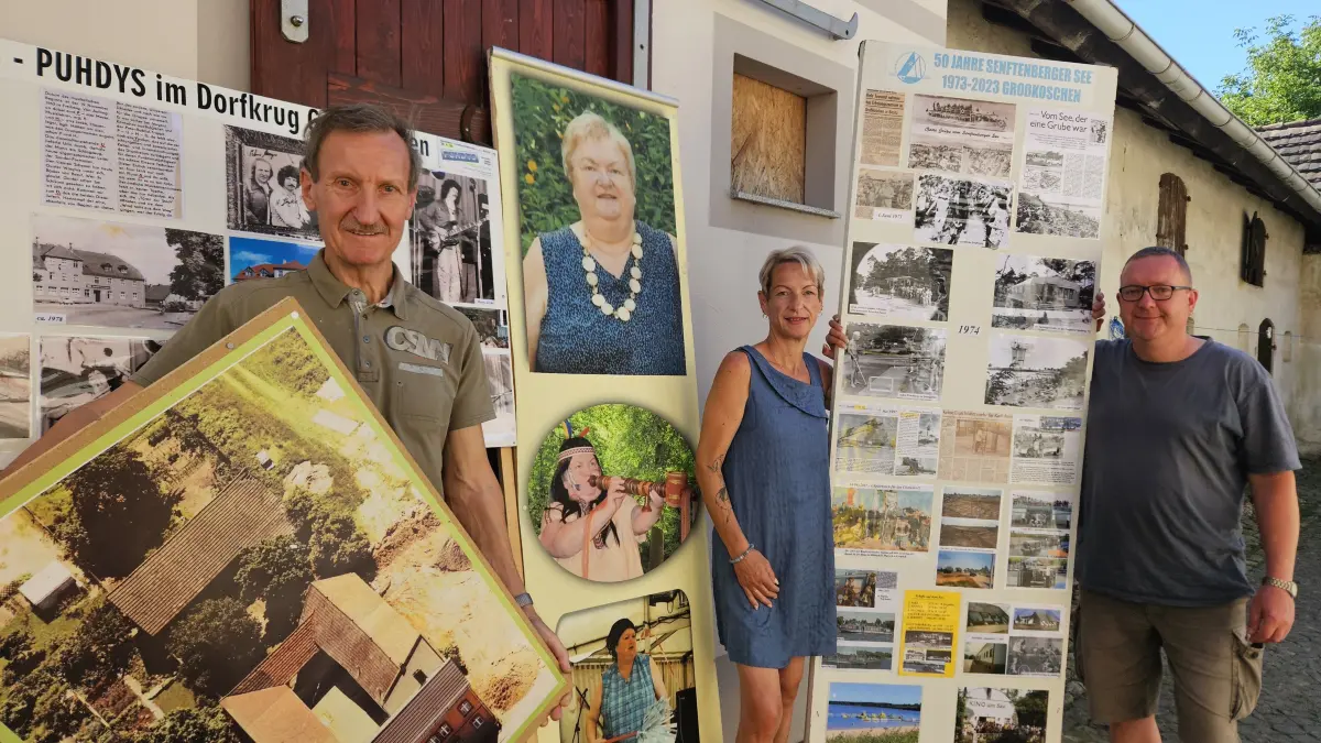 Hans-Jürgen Lucas und seine Kinder Constanze und Mark zeigen einen Teil der Chroniktafeln, die sie im September auf dem Familienhof in Großkoschen ausstellen. Die Sammlung umfasst 32 Tafeln und mehr als 40 Ordner mit Dokumenten zur Ortsgeschichte.