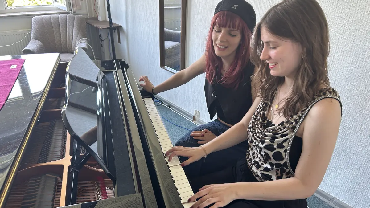 Eng befreundet, musikalisch eingespielt, pädagogisch motiviert: Stella-Marie Jahn und Elise Burger starten am Sängerstadt-Gymnasium in Finsterwalde ein neues Chorprojekt.