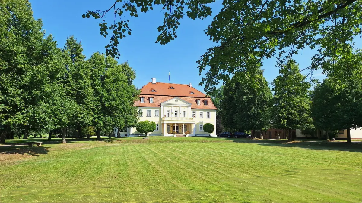 Das Rittergut Stechau erstrahlt inzwischen wieder in altem Glanz. Auf der großen Wiese finden die Sommerkonzerte statt.
