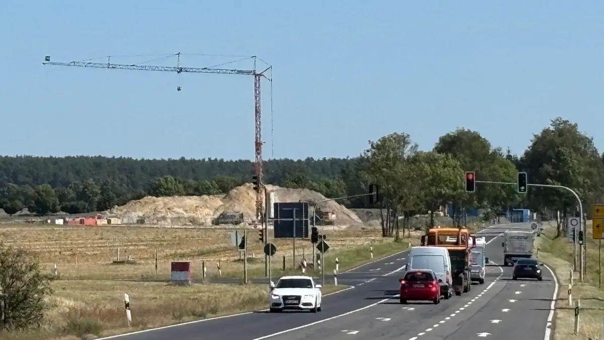 Ein imposanter Anblick bietet sich Verkehrsteilnehmern aktuell auf der Bundesstraße B169 in Richtung Cottbus: Ein riesiger Berg Abraum lagert vor dem Ortseingang von Allmosen.