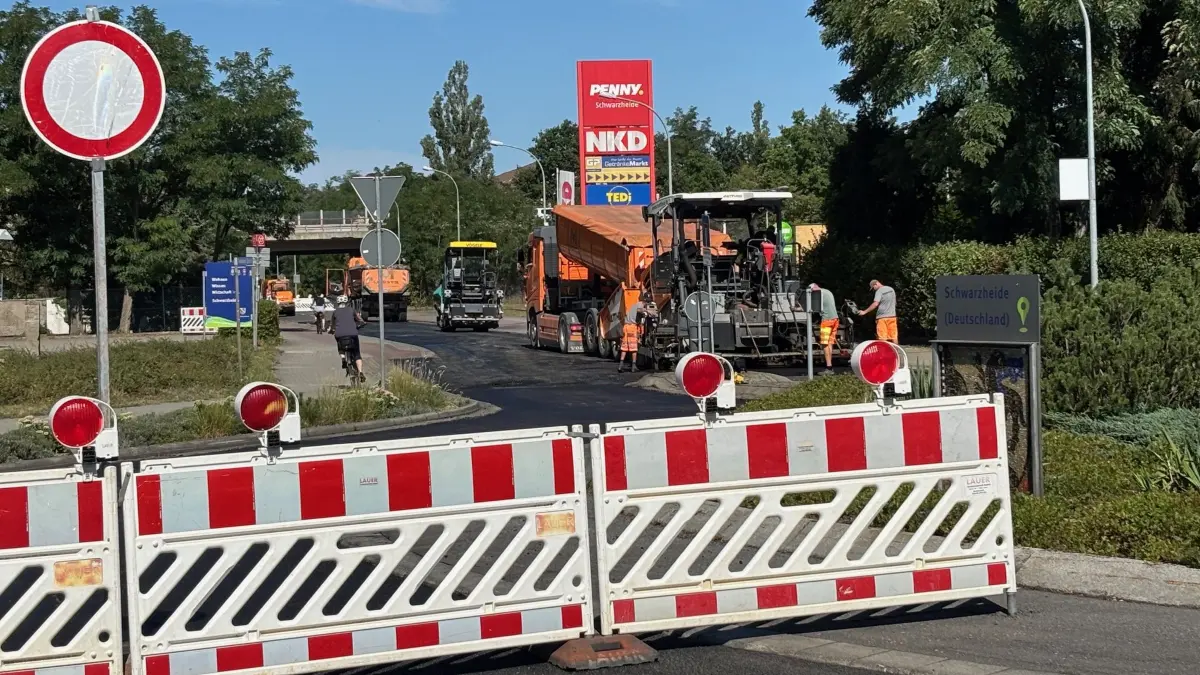 Seit Mitte August wird die Fahrbahn in Schwarzheide auf der Ruhlander Straße zwischen dem Kreisel und der Autobahnbrücke erneuert. Für Autofahrer gibt es dort kein Durchkommen.