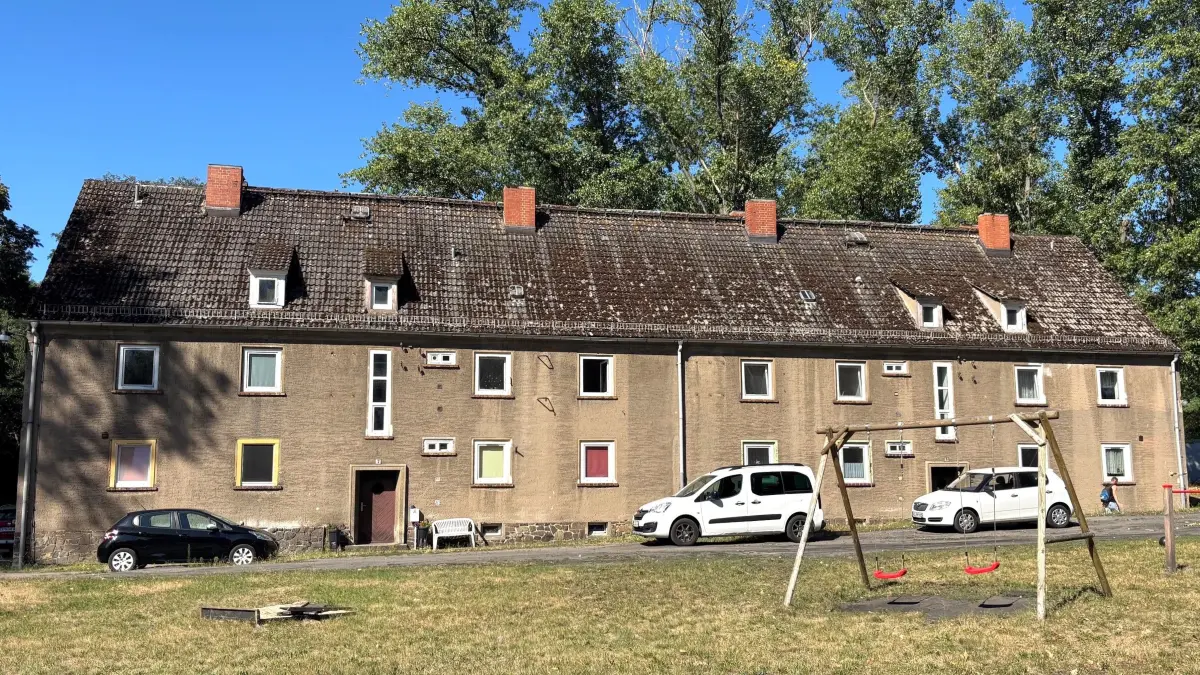 Drei ähnliche Mehrfamilienhäuser in Plessa suchen abermals im Paket neue Besitzer. Der hohe Sanierungs- und Gestaltungsbedarf ist augenscheinlich.