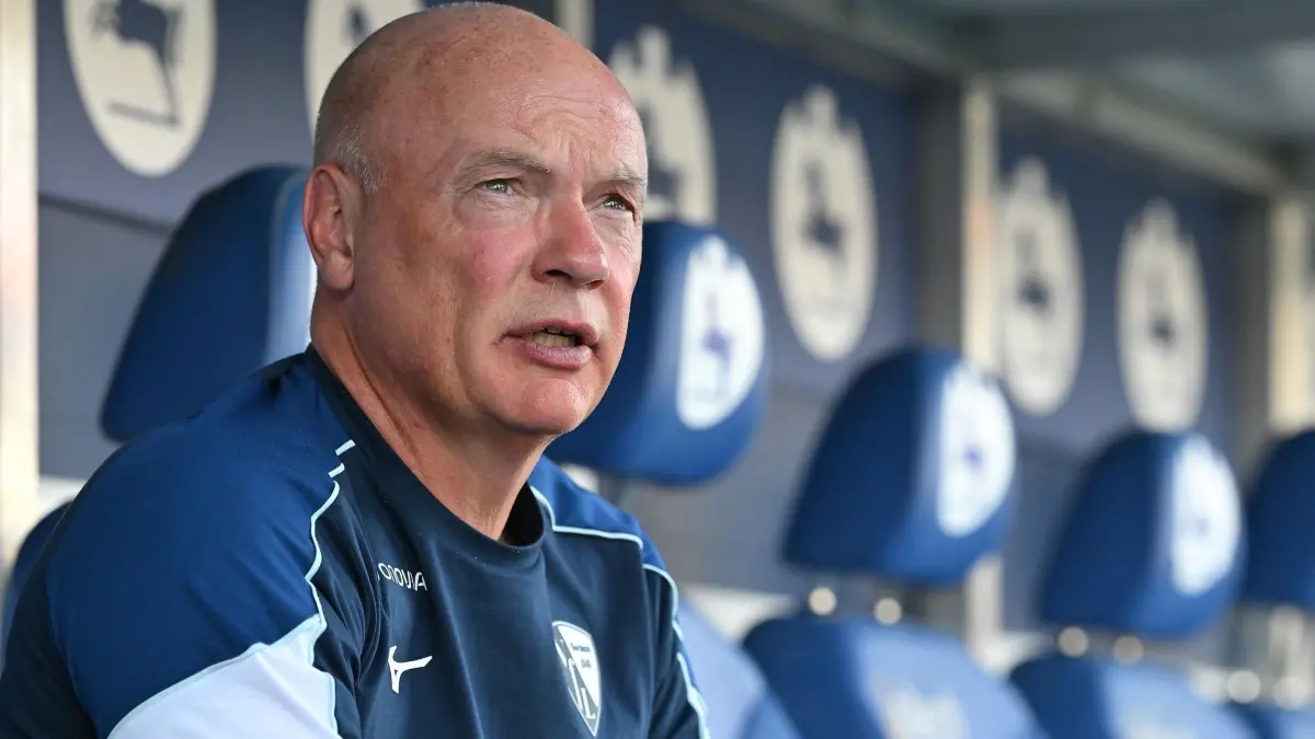 Eintracht Braunschweig - VfL Bochum: 14.08.2026, Niedersachsen, Braunschweig: Fußball, Männer: 2. Bundesliga, Eintracht Braunschweig - VfL Bochum, 2. Spieltag, Eintracht-Stadion. Trainer Uwe Rösler (VfL Bochum) ist vor dem Spiel im Stadion. Foto: Swen Pförtner/dpa - WICHTIGER HINWEIS: Gemäß den Vorgaben der Bundesliga bzw. des DFB Deutscher Fußball-Bund ist es untersagt, in dem Stadion und/oder vom Spiel angefertigte Fotoaufnahmen in Form von Sequenzbildern und/oder videoähnlichen Fotostrecken zu verwerten bzw. verwerten zu lassen. +++ dpa-Bildfunk +++
