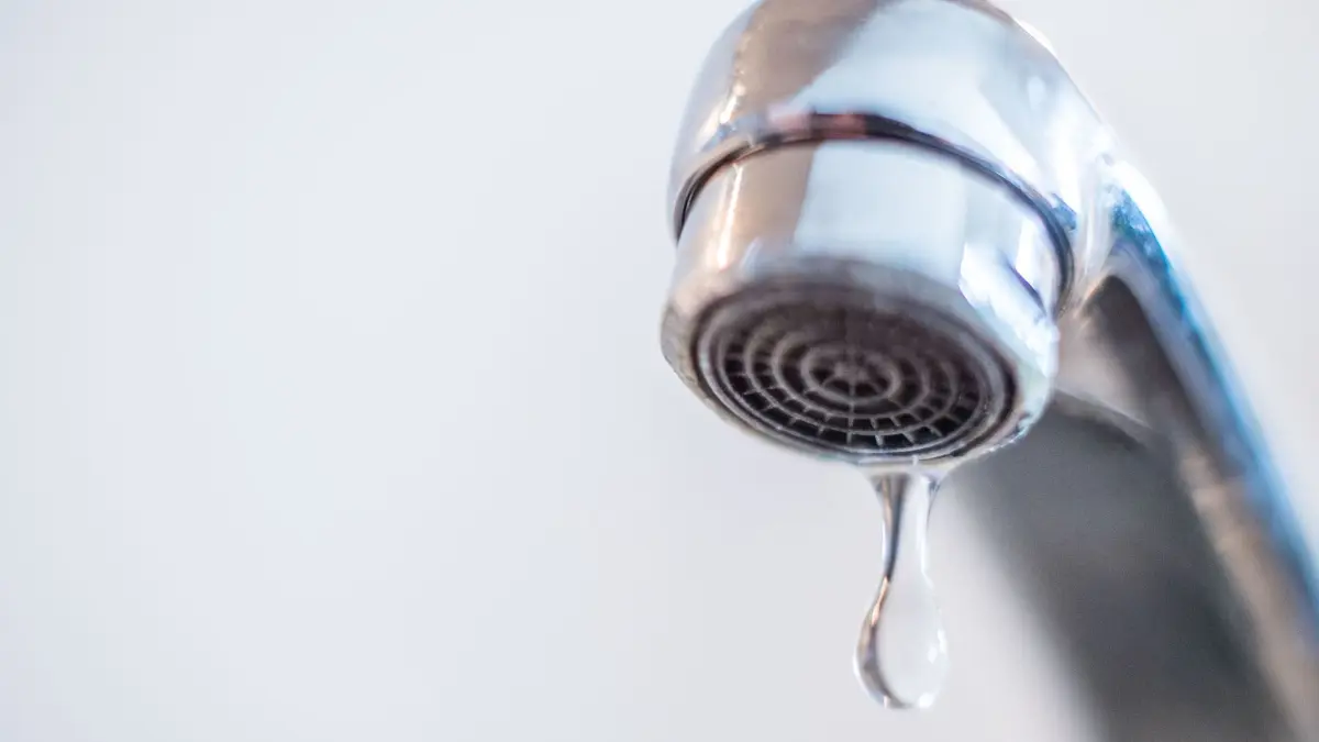 Wasser auf Zypern wird knapp: ARCHIV - 27.03.2018, Bayern, München: Wasser läuft aus einem Wasserhahn (Illustration) (zu dpa: «Fulda ruft Wassernotstand aus») Foto: Lino Mirgeler/dpa +++ dpa-Bildfunk +++