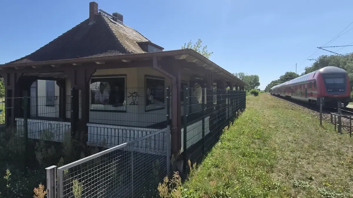 Das Bahnhofsgebäude in Raddusch (Ortsteil von Vetschau) gewinnt durch das zweite Gleis zwischen Lübbenau und Cottbus an Bedeutung und soll belebt werden.