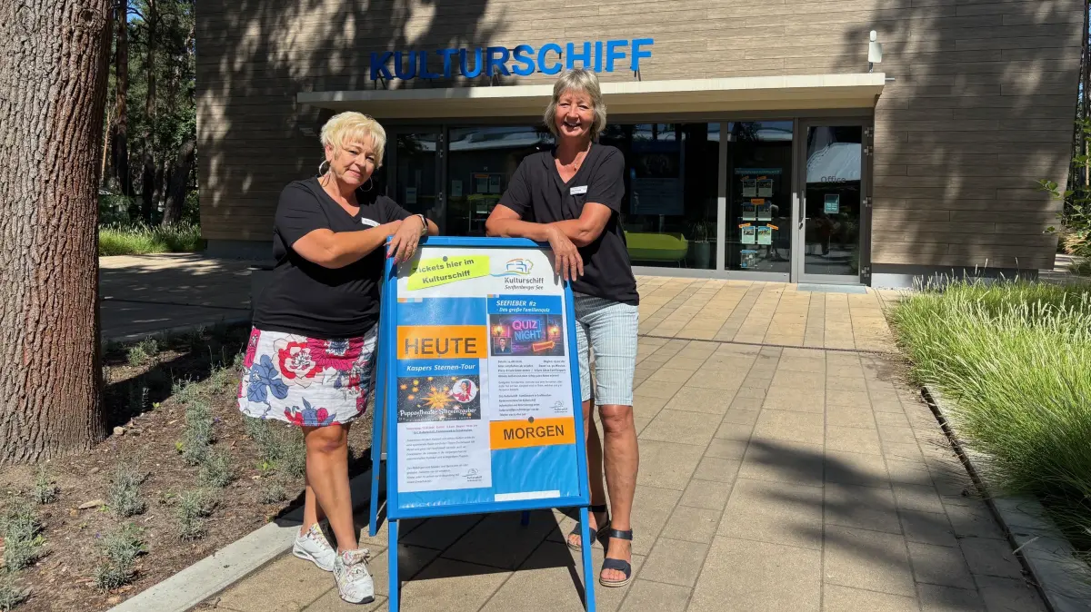 Kathrin Prinz (l.) und Katrin Schöning gehören zur insgesamt vierköpfigen Mannschaft des Kulturschiffes im Familienpark Großkoschen am Senftenberger See.
