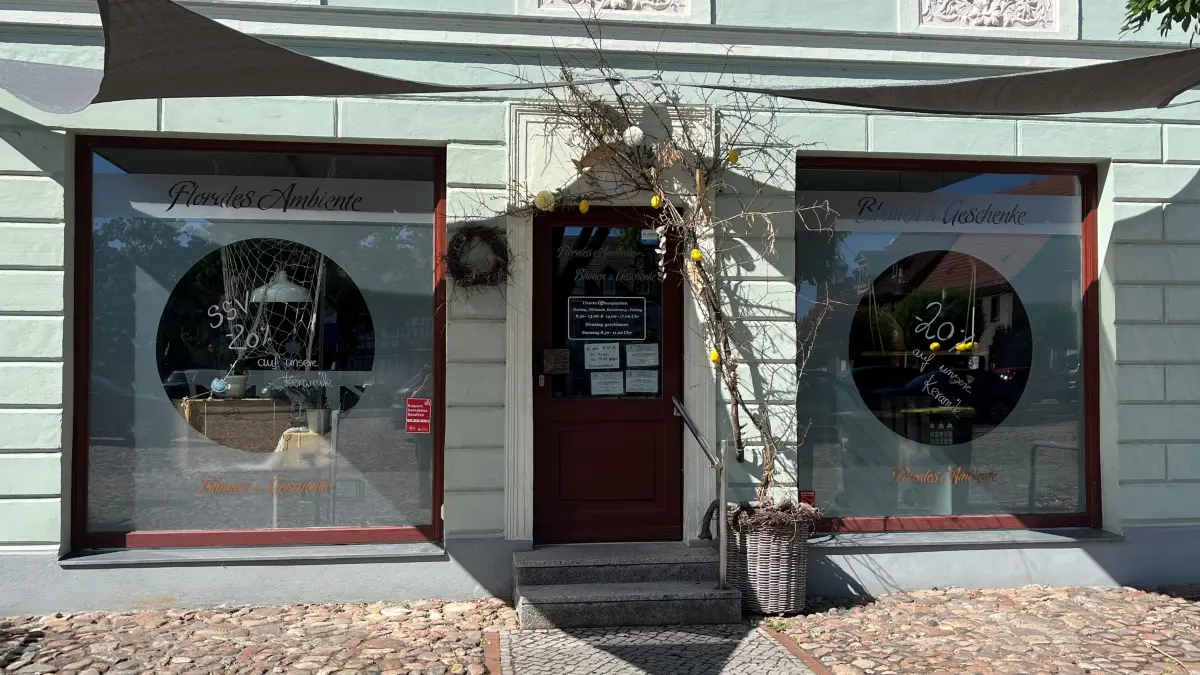 Am Blumenladen "Florales Ambiente" in Uebigau (Elbe-Elster) ist die bevorstehende Schließung sichtbar – Deko und Blumen wurden bereits entfernt.