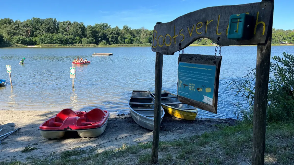 Am Bootsverleih herrscht reger Betrieb: Boote und Tretboote gehören inzwischen fest zum Angebot am Körbaer Teich. Wie wird bezahlt?