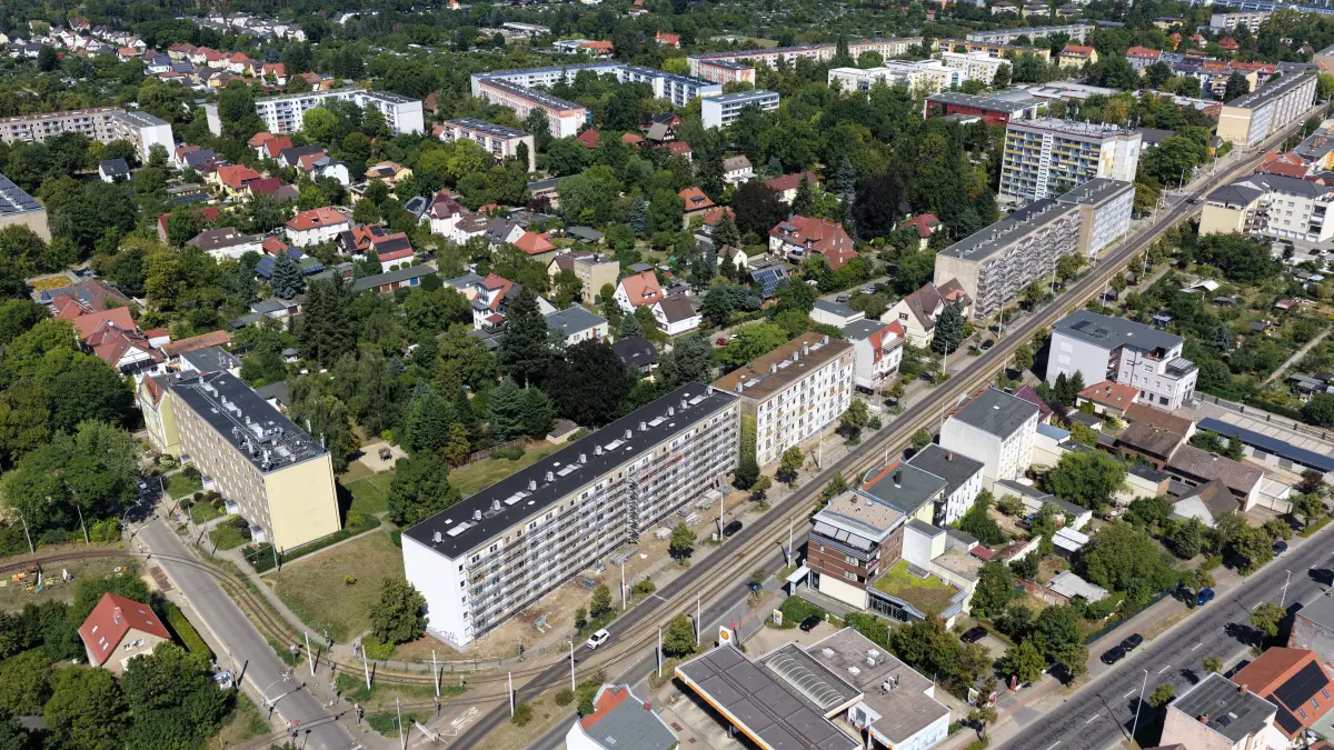 Luft Kopfstrasse Balkone: Luftaufnahme vom 15. August 2026
Blick auf die Berliner/Kolkwitzer Strasse in Cottbus Ströbitz
Abriss der Balkone in der Kopfstrasse, Saarstrasse
Mehrfamilienhäuser der eG. Wohnen
