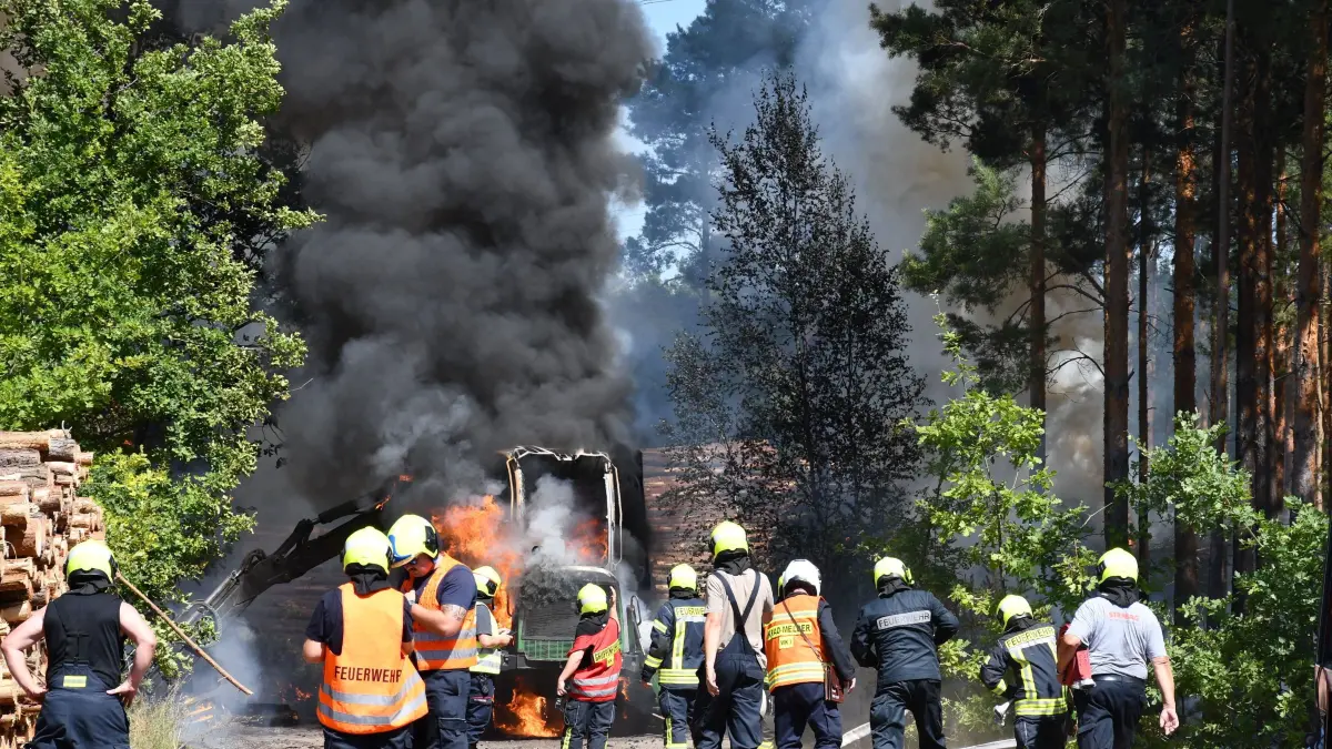 Eine schwere Forstmaschine ist an der L52 zwischen Spremberg und Drebkau in Brand geraten.