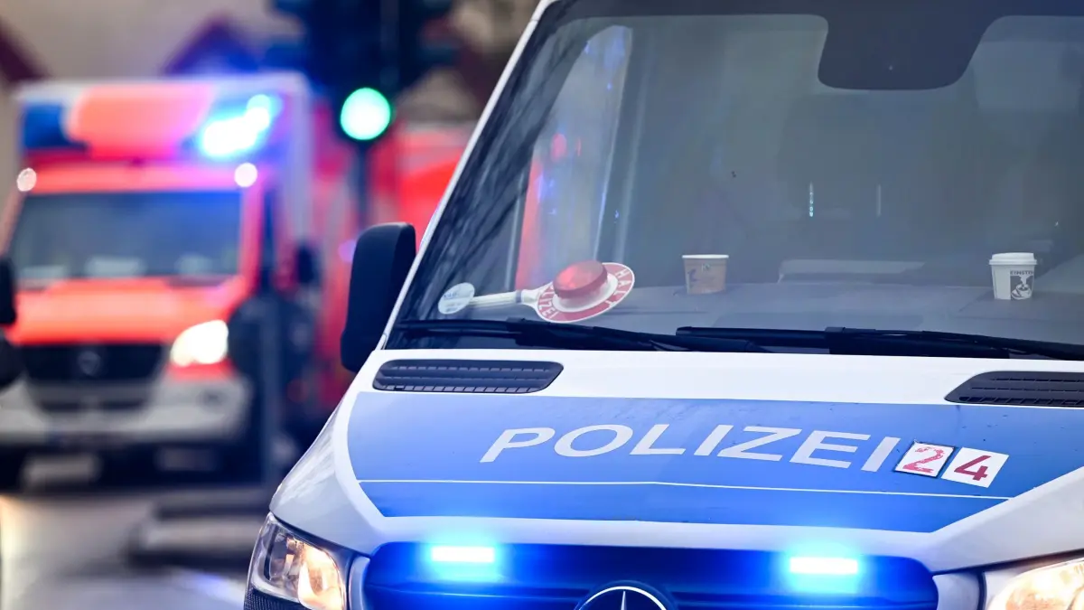 Verletzt durch Schiffsschraube: ARCHIV - 04.12.2024, Berlin: Ein Polizeiauto und ein Rettungswagen mit Blaulicht. Eine Mieterin kam bei dem Feuer in Lichterfelde ums Leben. (Symbolbild) (zu dpa: «Mann gerät in Schiffsschraube auf dem Müggelsee») Foto: Jens Kalaene/dpa +++ dpa-Bildfunk +++