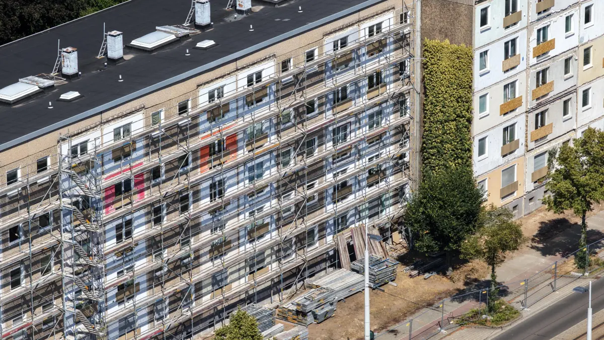 Luft Kopfstrasse Balkone: Luftaufnahme vom 15. August 2026
Blick auf die Berliner/Kolkwitzer Strasse in Cottbus Ströbitz
Abriss der Balkone in der Kopfstrasse, Saarstrasse
Mehrfamilienhäuser der eG. Wohnen