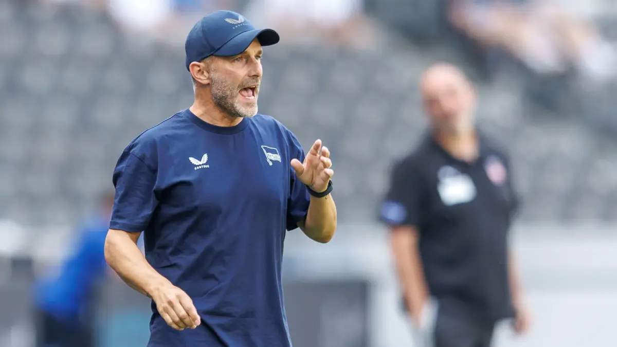 Hertha BSC - 1. FC Heidenheim: 15.08.2026, Berlin: Fußball, Männer, 2. Bundesliga, Hertha BSC - 1. FC Heidenheim, 2. Spieltag im Olympiastadion. Trainer Stefan Leitl (l, Hertha BSC) steht gestikulierend am Spielfeldrand. Dahinter steht Trainer Frank Schmidt (1. FC Heidenheim). Foto: Andreas Gora/dpa - WICHTIGER HINWEIS: Gemäß den Vorgaben der Bundesliga bzw. des DFB Deutscher Fußball-Bund ist es untersagt, in dem Stadion und/oder vom Spiel angefertigte Fotoaufnahmen in Form von Sequenzbildern und/oder videoähnlichen Fotostrecken zu verwerten bzw. verwerten zu lassen. +++ dpa-Bildfunk +++