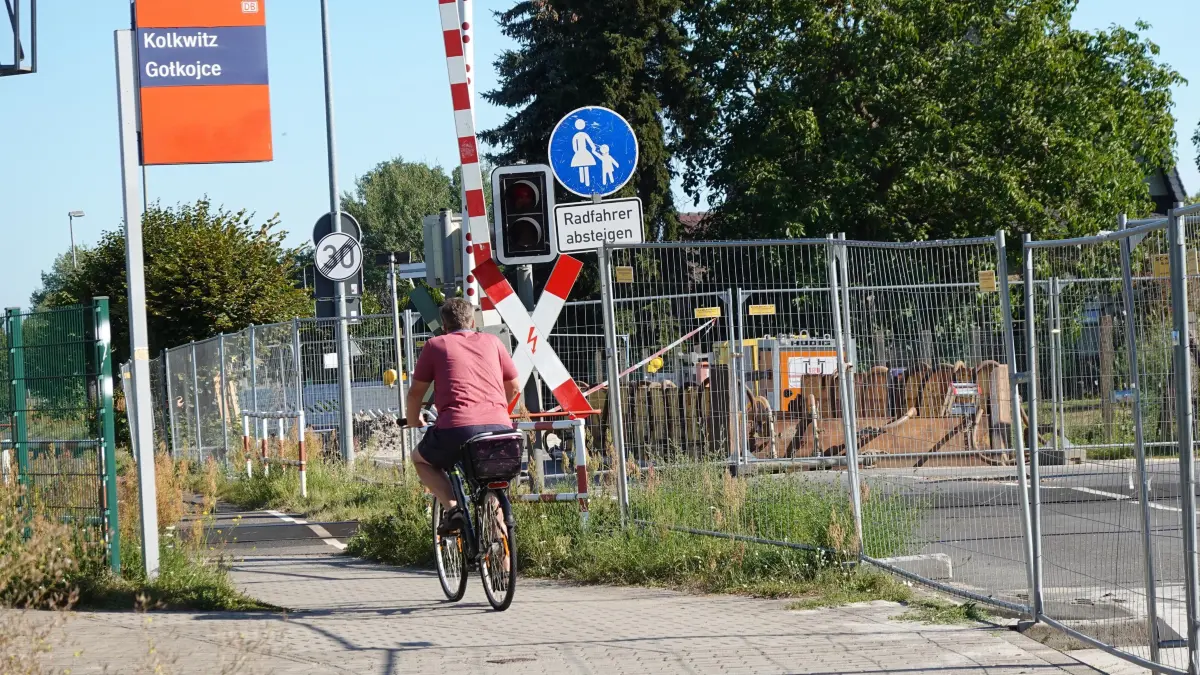 Bahnübergang Kolkwitz Nord: Verunreinigung entdeckt: Baustopp am Bahnübergang Kolkwitz-Nord
Die Bauarbeiten an einer Trinkwasserleitung am Bahnübergang Kolkwitz-Nord sind vorerst gestoppt. Wie die LWG mitteilte, soll dort unter dem Bahndamm ein neues Schutzrohr für die Trinkwasserleitung verlegt werden, um die Leitung auf den geplanten zweigleisigen Ausbau der Bahnstrecke zwischen Lübbenau und Cottbus vorzubereiten. Während der Arbeiten wurden jedoch Verunreinigungen im Boden und Grundwasser festgestellt, deren Ursache derzeit noch unklar ist. Das Umweltamt des Landkreises Spree-Neiße ordnete deshalb einen Baustopp an und ließ weitere Untersuchungen veranlassen. Erst wenn die Ergebnisse ausgewertet und mögliche weitere Maßnahmen festgelegt sind, können die Arbeiten fortgesetzt werden. Der Bahnübergang bleibt wegen der vorhandenen Baugruben für Fahrzeuge gesperrt, der Geh- und Radweg kann weiterhin genutzt werden.