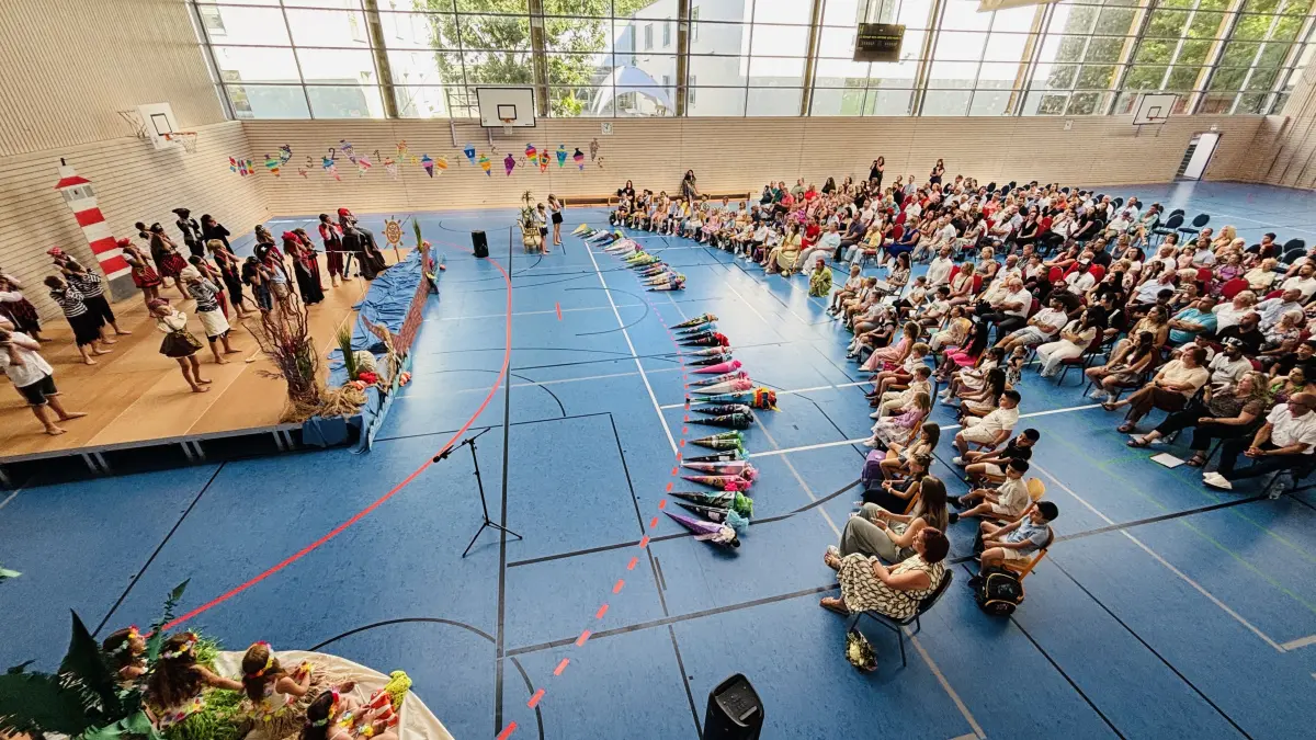Einschulungszeremonie der Fürst Pückler Grundschule in der Sporthalle Bad Muskau. Die Kinder zweier erster Klassen starten hier in einen neuen Lebensabschnitt, während die neuen Viertklässler für den clever-unterhaltsamen Teil der Feierstunde sorgen.
