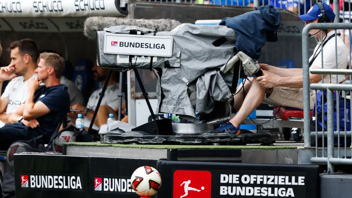 Arminia Bielefeld - Energie Cottbus: 16.08.2026, Nordrhein-Westfalen, Bielefeld: Fußball, Männer: 2. Bundesliga, Arminia Bielefeld - Energie Cottbus, 2. Spieltag, Schüco Arena. Blick auf eine TV-Kamera am Spielfeldrand. Foto: Friso Gentsch/dpa - WICHTIGER HINWEIS: Gemäß den Vorgaben der Bundesliga bzw. des DFB Deutscher Fußball-Bund ist es untersagt, in dem Stadion und/oder vom Spiel angefertigte Fotoaufnahmen in Form von Sequenzbildern und/oder videoähnlichen Fotostrecken zu verwerten bzw. verwerten zu lassen. +++ dpa-Bildfunk +++