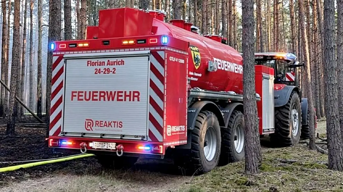 Ungewöhnliche Spezialtechnik bei zwei Waldbränden nahe Lugau. Die Feuerwehr Wiesmoor aus dem Landkreis Aurich in Ostfriesland war zum Tag der offenen Tür in Theisa angereist – samt ihres auffälligen REAKTIS-Einsatztraktors, der dann beim Löschen in Lugau sogleich zum Einsatz kam.