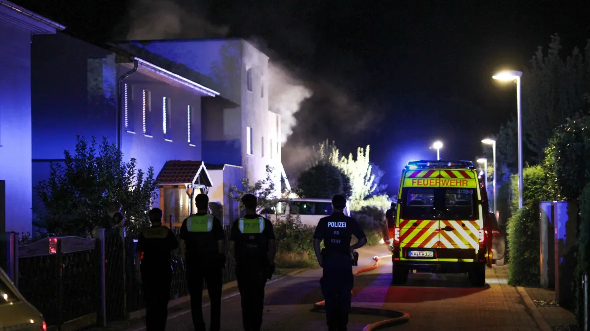 Bei einem Brand im Obergeschoss eines Einfamilienhauses in Zerndorf (Königs Wusterhausen) ist hoher Schaden entstanden.