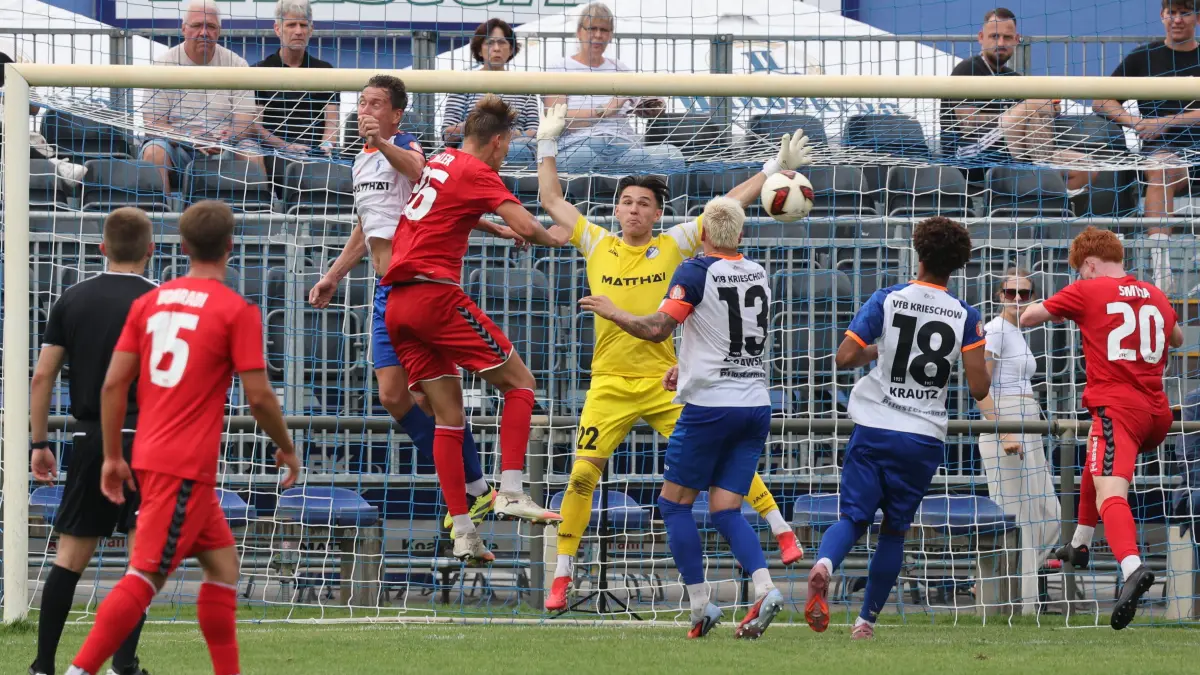 Fussball NOFV-Oberliga Süd 2026/2027 VfB Krieschow 1921 - ZFC Meuselwitz: Parade von 22 Fietz, Justin (Krieschow, Torwart)