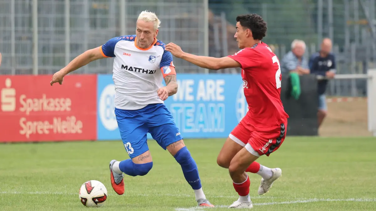Fussball NOFV-Oberliga Süd 2026/2027 VfB Krieschow 1921 - ZFC Meuselwitz: 13 Zurawski, Martin (C) (Krieschow, l.), 24 Rücker, Anton (Meuselwitz)