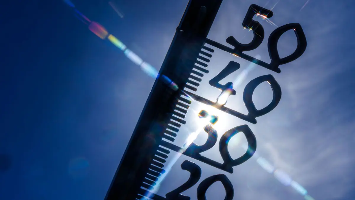 Hitze: ARCHIV - 24.06.2026, Mecklenburg-Vorpommern, Schwerin: Vor einem wolkenlosen blauen Himmel zeigt ein Außenthermometer bereits am Vormittag fast 30 Grad Lufttemperatur an. (zu dpa: «Schwesig will Geld vom Bund für Hitzeschutz») Foto: Jens Büttner/dpa +++ dpa-Bildfunk +++