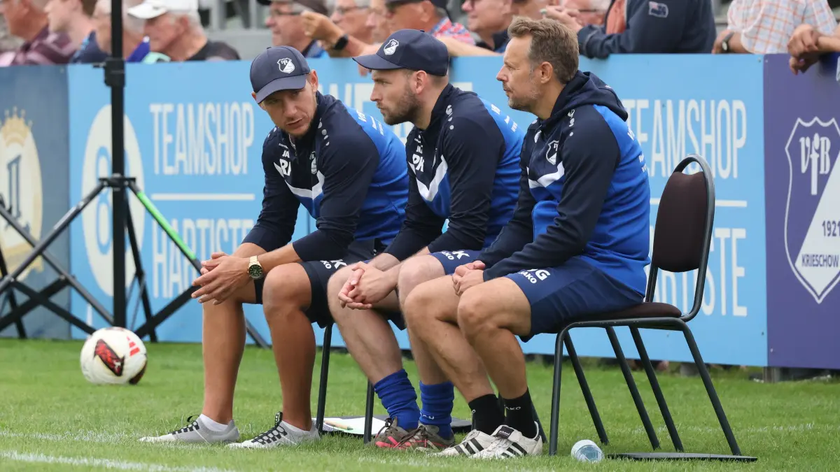 Fussball NOFV-Oberliga Süd 2026/2027 VfB Krieschow 1921 - ZFC Meuselwitz: Trainer Robert Koch (Krieschow, l.)