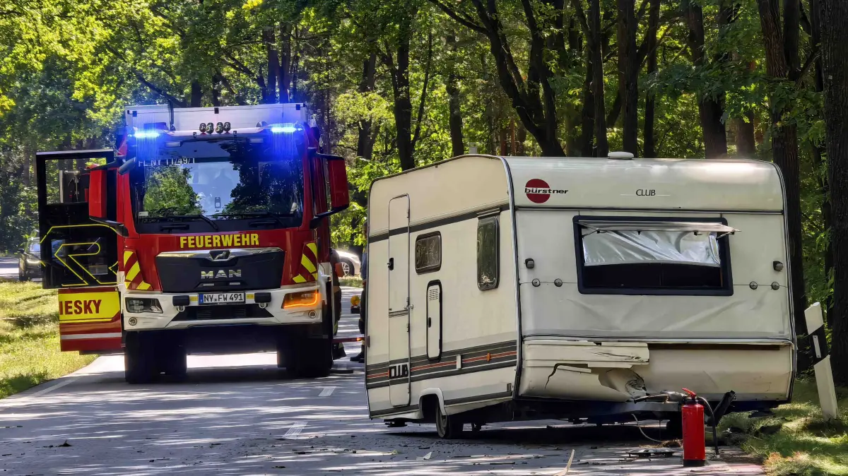 Unfall bei Niesky: Der angespannte Wohnwagen kam auf der Fahrbahn zum Stehen.