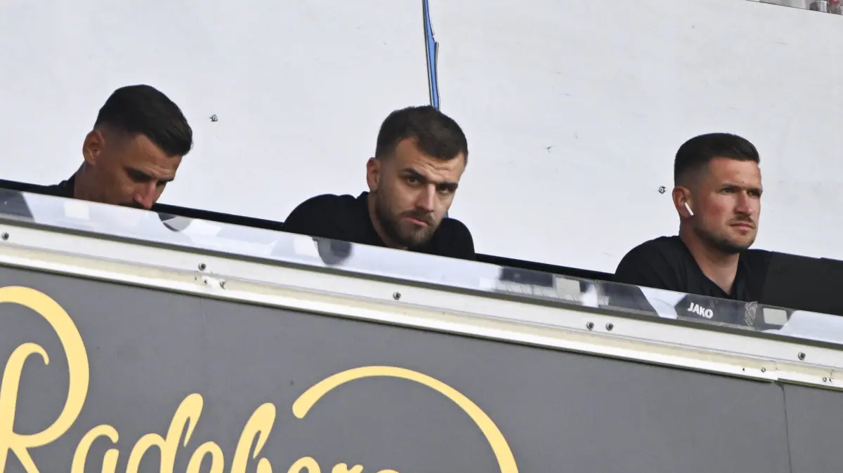 Foto zeigt: #Kutsche Stefan Kutschke mit Lars Buenning Bünning auf er Pressetribuene
Datum: 160826
Punktspiel 2. Liga Dynamo Dresden -SV Darmstadt 98