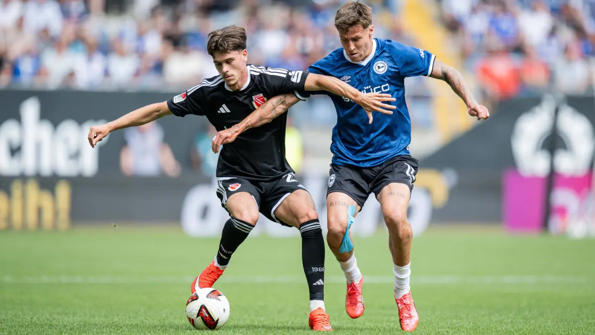 DSC Arminia Bielefeld - FC Energie Cottbus: 16.08.2026 - Fußball, 2026/2027, 2. Bundesliga, 2. Spieltag, DSC Arminia Bielefeld - FC Energie Cottbus: L-R Luca Erlein Cottbus, Joel Grodowski Bielefeld DFL REGULATIONS PROHIBIT ANY USE OF PHOTOGRAPHS AS IMAGE SEQUENCES AND/OR QUASI-VIDEO. *** August 16, 2026 Soccer, 20262027, 2. Bundesliga, Matchday 2, DSC Arminia Bielefeld vs. FC Energie Cottbus Referee: Luca Erlein Cottbus, Joel Grodowski Bielefeld DFL regulations prohibit any use of photographs as image sequences and/or quasi-video.