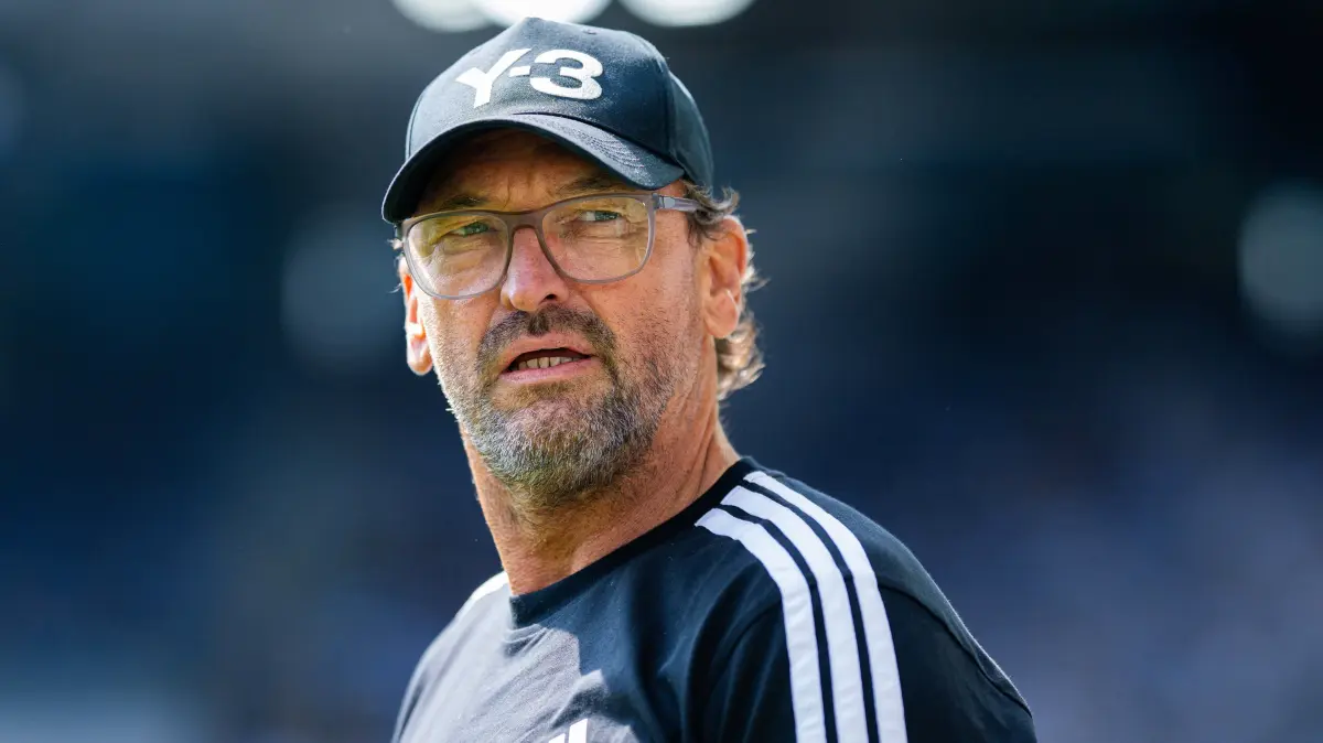 DSC Arminia Bielefeld - FC Energie Cottbus: 16.08.2026 - Fußball, 2026/2027, 2. Bundesliga, 2. Spieltag, DSC Arminia Bielefeld - FC Energie Cottbus: Claus-Dieter Pele Wollitz Trainer - Cottbus DFL REGULATIONS PROHIBIT ANY USE OF PHOTOGRAPHS AS IMAGE SEQUENCES AND/OR QUASI-VIDEO. *** August 16, 2026 Soccer, 20262027, 2. Bundesliga, Matchday 2, DSC Arminia Bielefeld vs. FC Energie Cottbus, Claus Dieter Pele Wollitz, Cottbus Coach. DFL regulations prohibit any use of photographs as image sequences and/or quasi-video.
