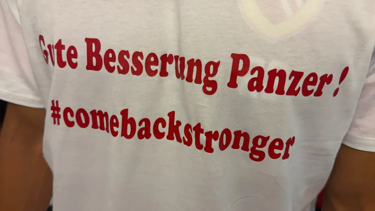 Die Spieler von Energie Cottbus trugen vor dem Spiel gegen Arminia Bielefeld in der 2. Bundesliga ein Shirt mit der Aufschrift "Gute Besserung Panzer! #comebackstronger".