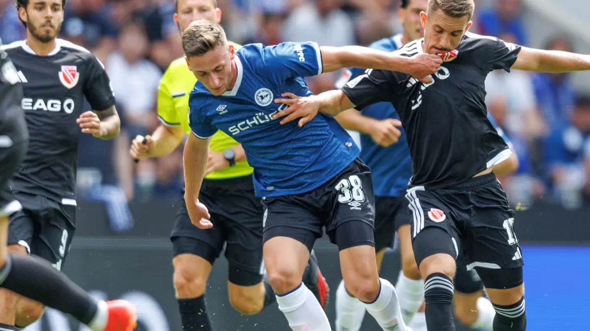 Arminia Bielefeld - Energie Cottbus: 16.08.2026, Nordrhein-Westfalen, Bielefeld: Fußball, Männer: 2. Bundesliga, Arminia Bielefeld - Energie Cottbus, 2. Spieltag, Schüco Arena. Marius Wörl (Arminia Bielefeld, l) im Kampf um den Ball mit Julian Guttau (Energie Cottbus, r). Foto: Friso Gentsch/dpa - WICHTIGER HINWEIS: Gemäß den Vorgaben der Bundesliga bzw. des DFB Deutscher Fußball-Bund ist es untersagt, in dem Stadion und/oder vom Spiel angefertigte Fotoaufnahmen in Form von Sequenzbildern und/oder videoähnlichen Fotostrecken zu verwerten bzw. verwerten zu lassen. +++ dpa-Bildfunk +++