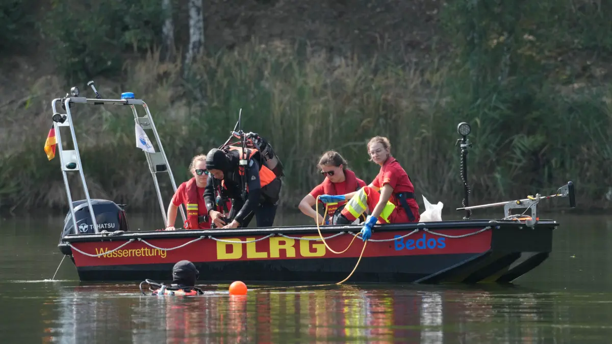 Taucher haben in einem Tonloch in der Gemeinde Vierkirchen, Ortsteil Buchholz, nach mehrstündiger Suche eine leblose Person im Wasser gefunden.