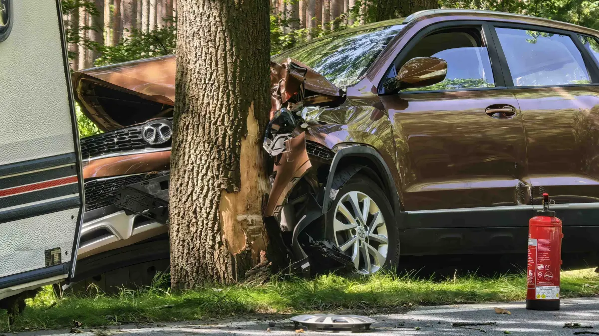Unfall: Auf der B115 in der Nähe von Niesky ist ein Pkw frontal gegen einen Baum gefahren. Beide Insassen wurden schwerverletzt.