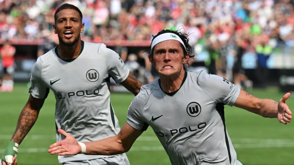 Hannover 96 - VfL Wolfsburg: 16.08.2026, Niedersachsen, Hannover: Fußball, Männer, 2. Bundesliga, Hannover 96 - VfL Wolfsburg, 2. Spieltag, Heinz von Heiden-Arena. Fabian Reese (r, VfL Wolfsburg) feiert sein Tor zum 0:1 neben Wolfsburgs Vinicius Souza. Foto: Swen Pförtner/dpa - WICHTIGER HINWEIS: Gemäß den Vorgaben der Bundesliga bzw. des DFB Deutscher Fußball-Bund ist es untersagt, in dem Stadion und/oder vom Spiel angefertigte Fotoaufnahmen in Form von Sequenzbildern und/oder videoähnlichen Fotostrecken zu verwerten bzw. verwerten zu lassen. +++ dpa-Bildfunk +++