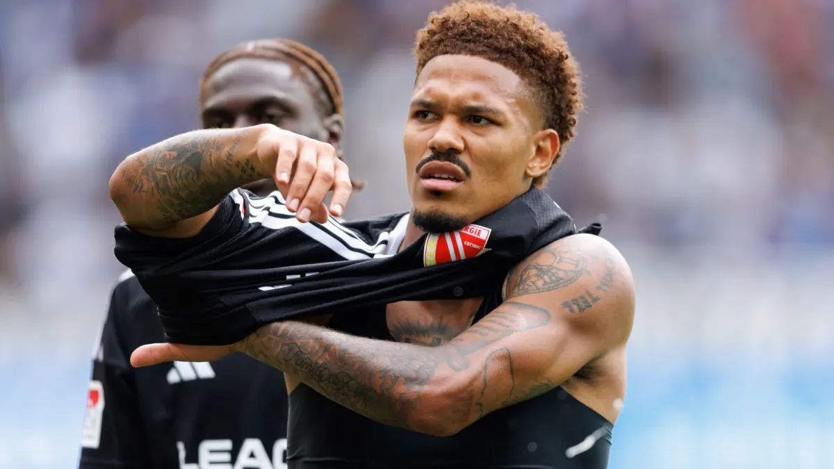Arminia Bielefeld - Energie Cottbus: 16.08.2026, Nordrhein-Westfalen, Bielefeld: Fußball, Männer: 2. Bundesliga, Arminia Bielefeld - Energie Cottbus, 2. Spieltag, Schüco Arena. Justin Butler (Energie Cottbus) zeigt sich enttäuscht bei Spielende. Foto: Friso Gentsch/dpa - WICHTIGER HINWEIS: Gemäß den Vorgaben der Bundesliga bzw. des DFB Deutscher Fußball-Bund ist es untersagt, in dem Stadion und/oder vom Spiel angefertigte Fotoaufnahmen in Form von Sequenzbildern und/oder videoähnlichen Fotostrecken zu verwerten bzw. verwerten zu lassen. +++ dpa-Bildfunk +++