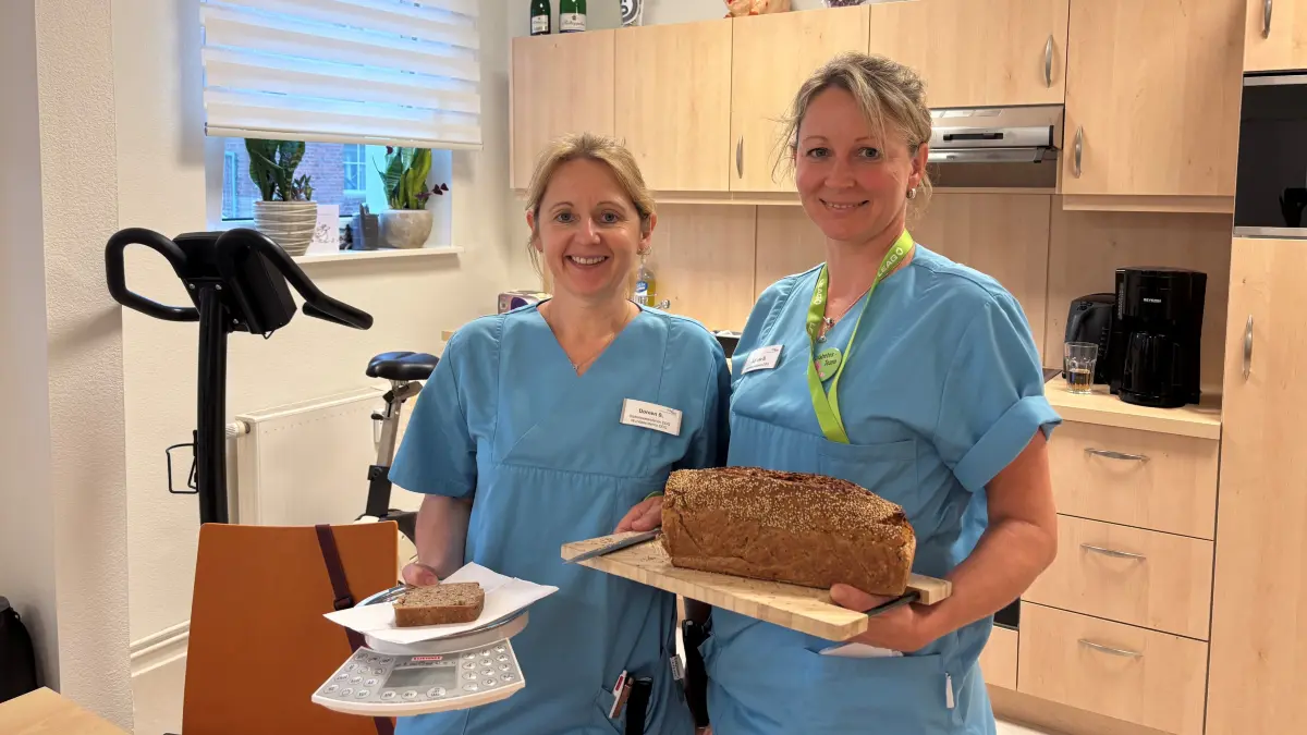 Doreen Szickora (l.) und Juliane Blum vom Krankenhaus Spremberg verraten das Rezept für ein leckeres und gesundes Dunkelbrot. Welche weiteren Tipps nehmen Menschen mit Diabetes mit nach Hause? Die neue Lehrküche des Diabetesteams wurde am Anfang des Jahres im Krankenhaus Spremberg eingeweiht.