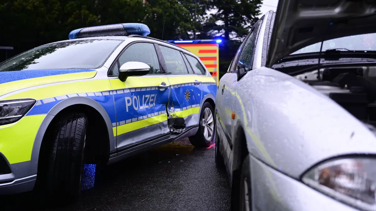 Görlitz, 17.08.2026. ca 18 Uhr. Kreuzung nach Schlauroth, Verkehrsunfall nach Verfolgung mit Polizei. Verkehrsunfall, Gö: Görlitz, 17.08.2026. ca 18 Uhr. Kreuzung nach Schlauroth, Verkehrsunfall nach Verfolgung mit Polizei. Verkehrsunfall, Görlitz, Schlauroth, Kreuzung, Polizeiverfolgung, Großeinsatz, Blaulicht, Notarzt, Rettungswagen, Polizei, Feuerwehr, Vollsperrung, Straßensperrung, Unfallaufnahme, Zeugen gesucht, 17.08.2026 *** Görlitz, August 17, 2026, around 6:00 p.m., intersection leading to Schlauroth, traffic accident following a police chase, Görlitz, Schlauroth, intersection, police chase, large-scale operation, emergency lights, emergency doctor, ambulance, police, fire department, full road closure, road closure, accident investigation, witnesses sought, August 17, 2026 Copyright: xMatthiasxWehnertx
