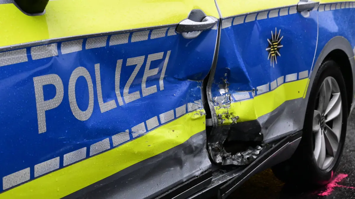 Görlitz, 17.08.2026. ca 18 Uhr. Kreuzung nach Schlauroth, Verkehrsunfall nach Verfolgung mit Polizei. Verkehrsunfall, Gö: Görlitz, 17.08.2026. ca 18 Uhr. Kreuzung nach Schlauroth, Verkehrsunfall nach Verfolgung mit Polizei. Verkehrsunfall, Görlitz, Schlauroth, Kreuzung, Polizeiverfolgung, Großeinsatz, Blaulicht, Notarzt, Rettungswagen, Polizei, Feuerwehr, Vollsperrung, Straßensperrung, Unfallaufnahme, Zeugen gesucht, 17.08.2026 *** Görlitz, August 17, 2026, around 6:00 p.m., intersection leading to Schlauroth, traffic accident following a police chase, Görlitz, Schlauroth, intersection, police chase, large-scale operation, emergency lights, emergency doctor, ambulance, police, fire department, full road closure, road closure, accident investigation, witnesses sought, August 17, 2026 Copyright: xMatthiasxWehnertx