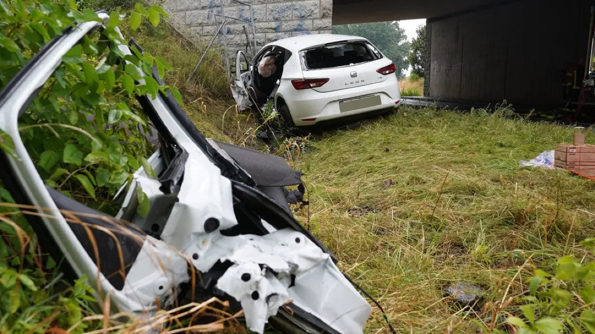 17.08.2026, gegen 13:50 Uhr
Göda, OT: Prischwitz, S100
Fotograf: JKFOTOS/ Jens Kaczmarek
Am Montagmittag kam es auf der S100 zwischen Bloaschütz und Lehndorf zu einem schweren Verkehrsunfall. Aus noch ungeklärter Ursache kam der Pkw nach links von der Fahrbahn ab und krachte in einen Brückenpfeiler. Sofort rückten Einsatzkräfte der Polizei, Feuerwehr, ein Rettungshubschrauber und der Rettungsdienst zum Unfallort aus. Die Feuerwehr sicherte die Unfallstelle ab, nahm auslaufende Betriebsstoffe auf und unterstützte den Rettungsdienst. Der Fahrer musste aus dem Fahrzeug heraus geschnitten werden. Er erlag noch vor Ort seinen schweren Verletzungen. Die S100 war für mehr als eine Stunde voll gesperrt.
Die Polizei ermittelt zur Unfallursache. Offenbar war der Wagen bei Regen deutlich zu schnell unterwegs.