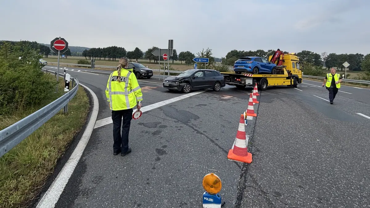 Unfall an der Anschlusstelle der A13 bei Ortrand. Wegen eines Unfalls zweier Pkw mussten Auf- und Abfahrt zeitweise gesperrt werden.