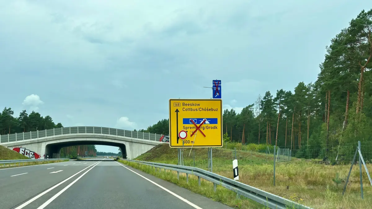 Noch ist die neue Verbindungsstraße zwischen der B168 und der Autobahn-Auffahrt Cottbus-Ost nicht befahrbar. Das ändert sich ab Mittwoch (19. August 2026). Google Maps hat die Strecke auch noch nicht auf dem Schirm.
