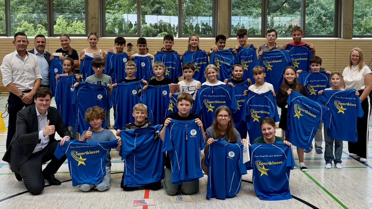 Das sind die Mädchen und Jungen, die zur ersten Sportklasse an der Bruno-Bürgel-Oberschule in Weißwasser gehören. Zu erkennen sind sie am neuen Trikot, das natürlich in den Stadtfarben von Weißwasser gestaltet ist.