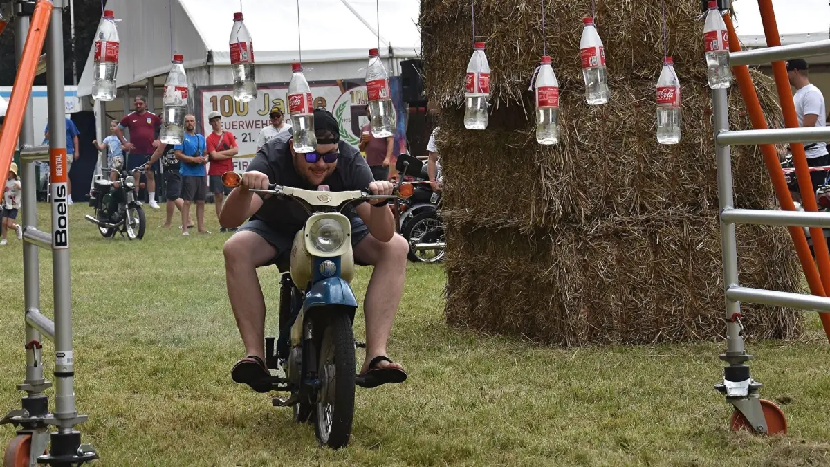 Der "Moped Gaudi" beim Dorffest in Groß Düben findet zum dritten Mal statt an den Pattiwoodhills. Ein unterhaltsamer Parcours muss bezwungen werden für den individuell für das Event kreierten Pokal.