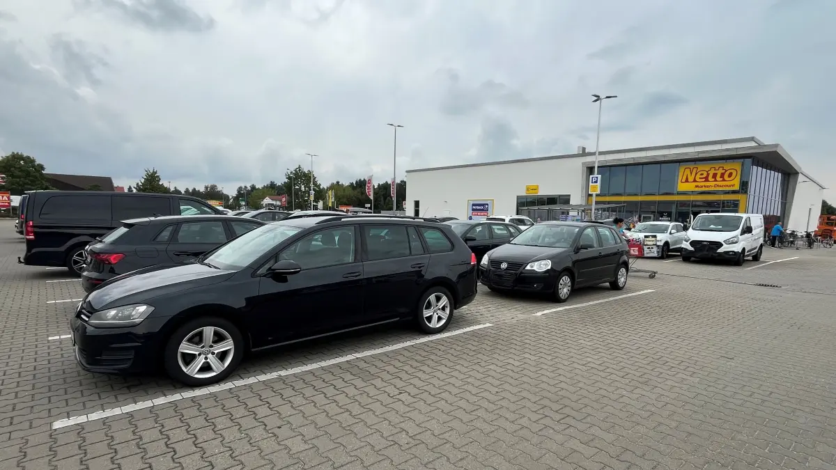 Großer Andrang am neuen Netto in der Leipziger Straße: Volle Parkplätze kurz nach der Eröffnung. Wie gefällt den Kunden der neue Supermarkt?