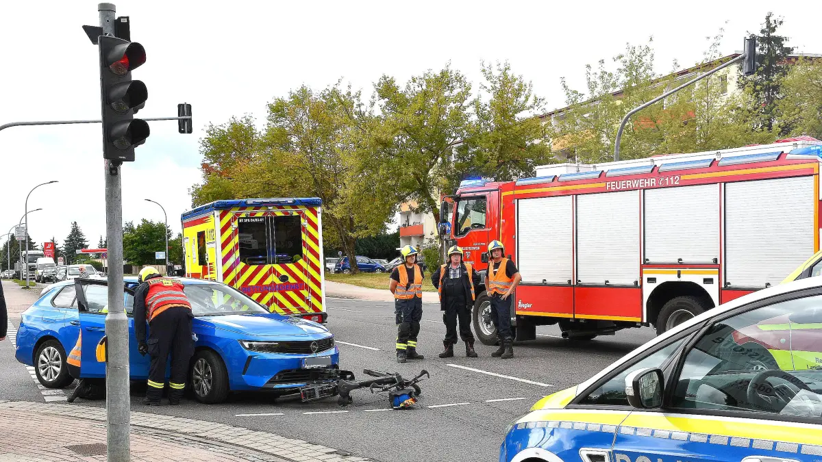 Schwerer Unfall in Spremberg: In der Hoyerswerdaer Straße ist ein Pkw mit einem Radfahrer zusammengestoßen.