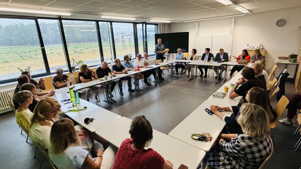 Das neue Schuljahr hat begonnen. Deshalb besucht Kultusminister Conrad Clemens (CDU) auch die deutsch-sorbische Oberschule in Schleife. Motivierte Lehrkräfte bilden die Felsen in der Brandung dieses Schulkomplexes. Doch die Arbeitsbedingungen sind prekär.