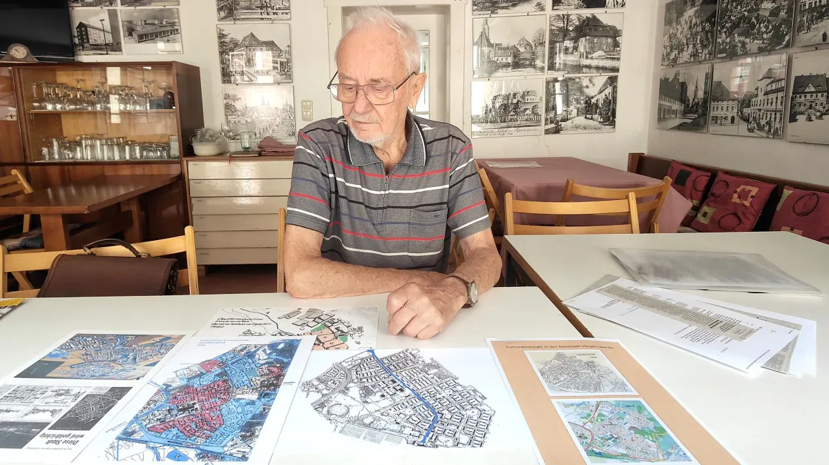 Peter Biernath hat eine große Zahl an Unterlagen über den WK! und die anderen Plattenbauviertel von Hoyerswerda und das Bauen in der DDR zusammengetragen.