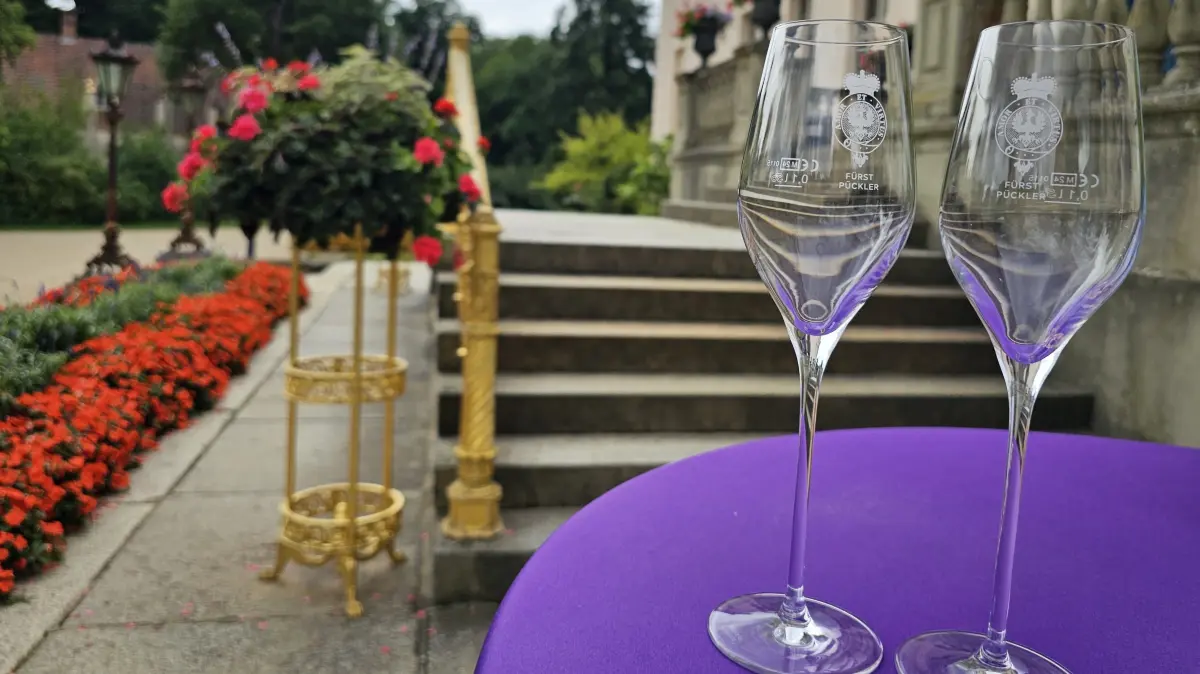 Ein Glas auf Gräfin Lucie Pückler! Das Weingut Gutshaus Schorbus hat dafür eigens eine Sekt-Sonderedition aufgelegt, die zum Weinfest kredenzt wird.